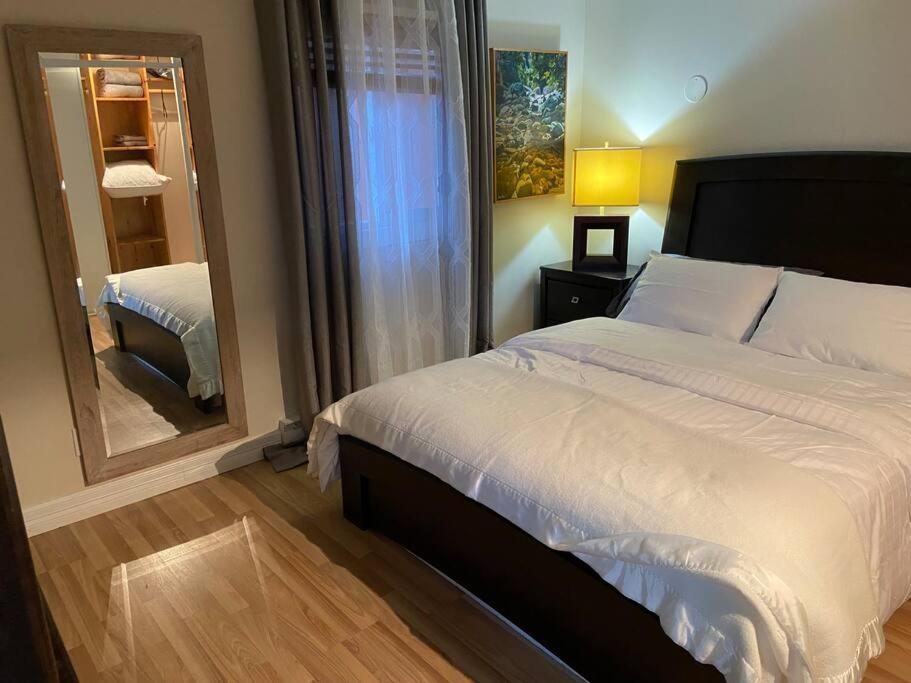 Adorable 2-Bedroom Guesthouse With Free Parking วิกตอเรีย ภายนอก รูปภาพ