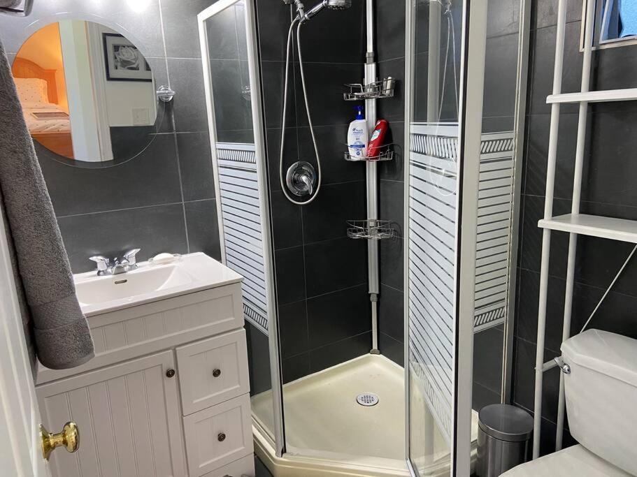 Adorable 2-Bedroom Guesthouse With Free Parking วิกตอเรีย ภายนอก รูปภาพ